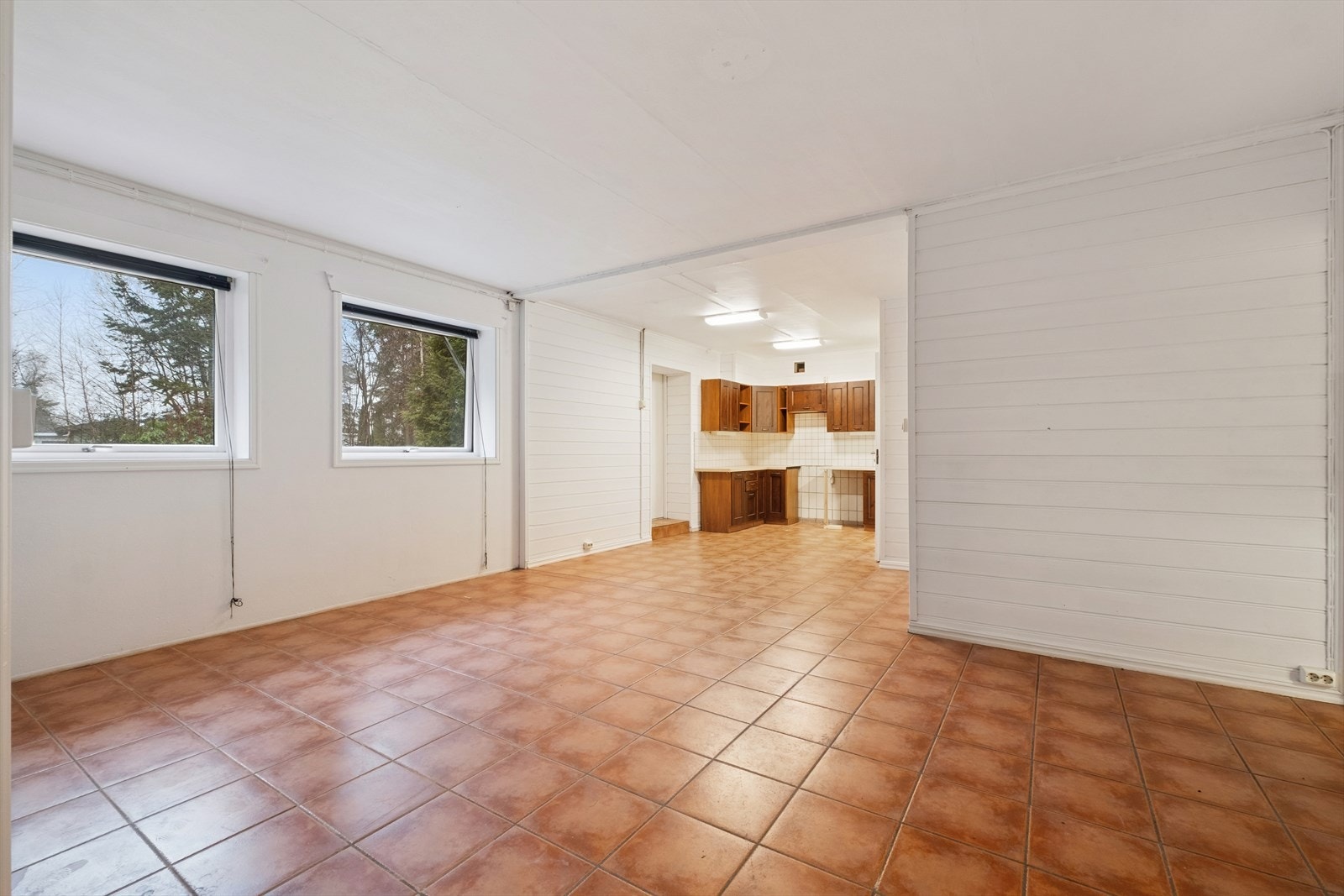 Det er en flott og åpen løsning mellom stuen og kjøkkenet. Galleribilde