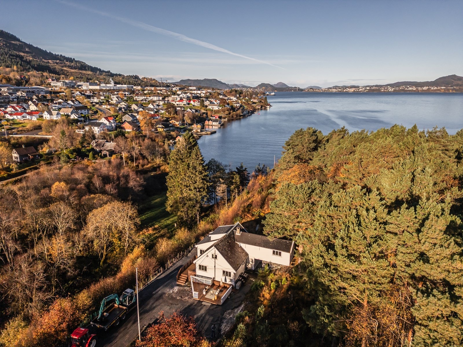 Eiendommen er på 5,3 mål, hvor den delvis grenser mot sjø. Galleribilde