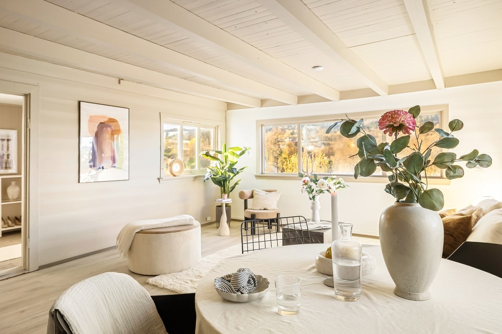 Boligen har hatt flere oppgraderinger de siste årene. Dette omfatter blant annet nytt bad i 2019, nytt rør-i-rør system, eget mini-renseanlegg, nygruset vei, div. overflate arbeid mm. Galleribilde