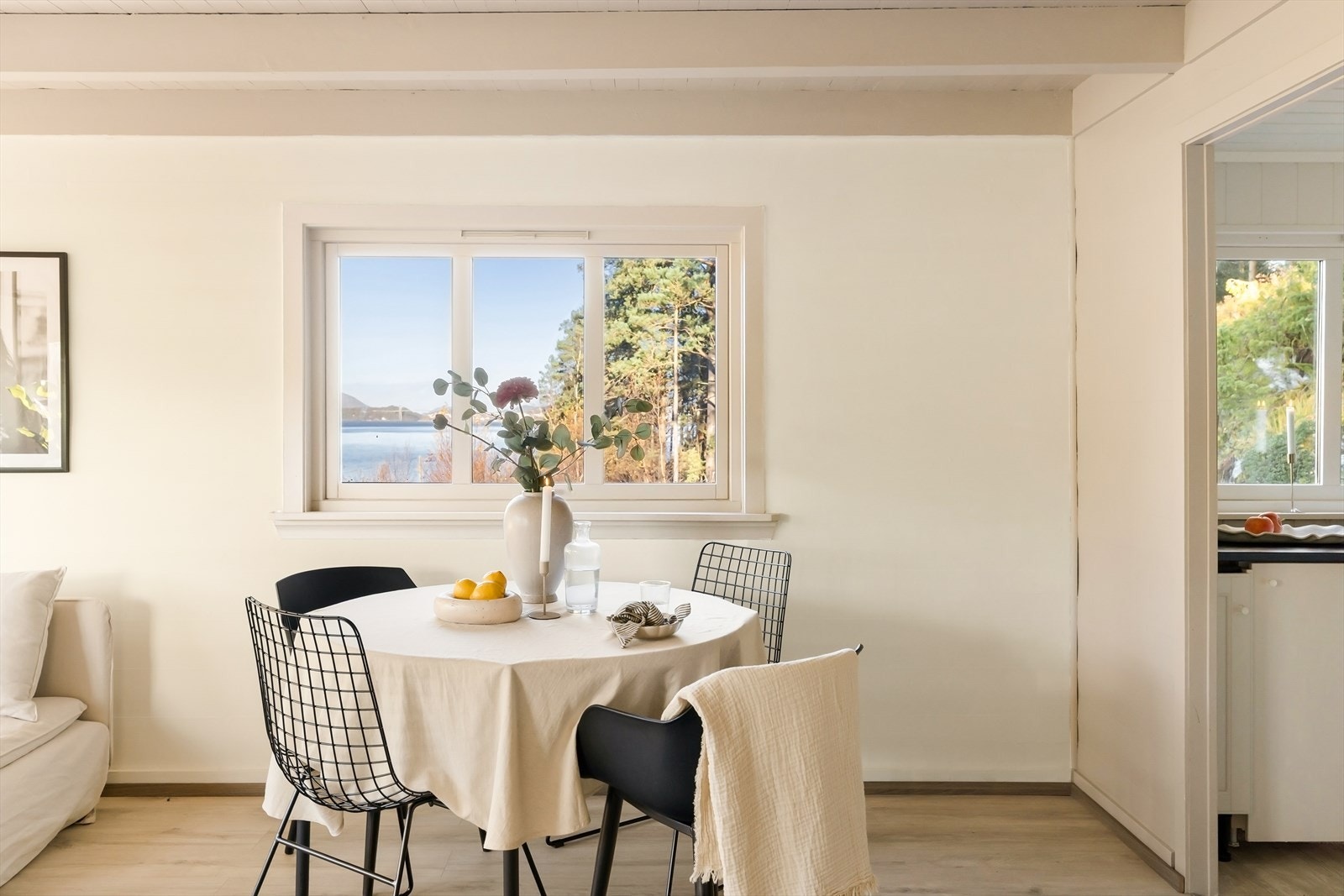 Det er også flott utsikt fra stuen, både utover nærområdet, Sørfjorden og mot Knarvik. Galleribilde