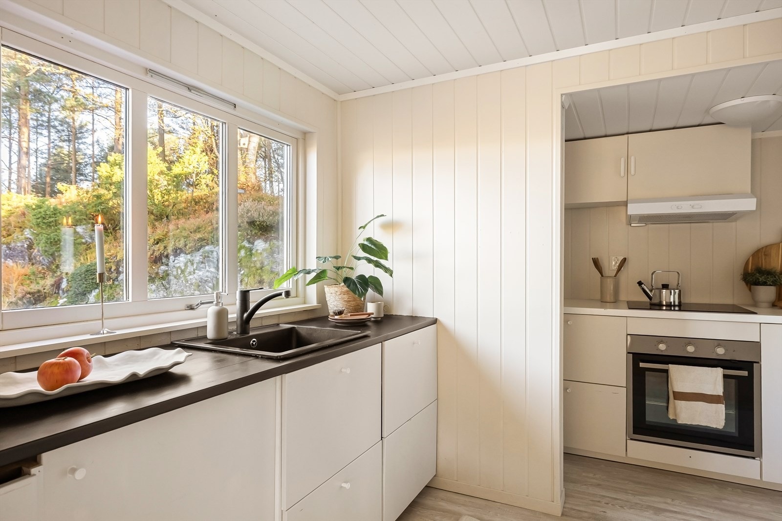 Integrerte hvitevarer (IKEA): Stekeovn, platetopp m. induksjon, oppvaskmaskin og kjøleskap. Galleribilde