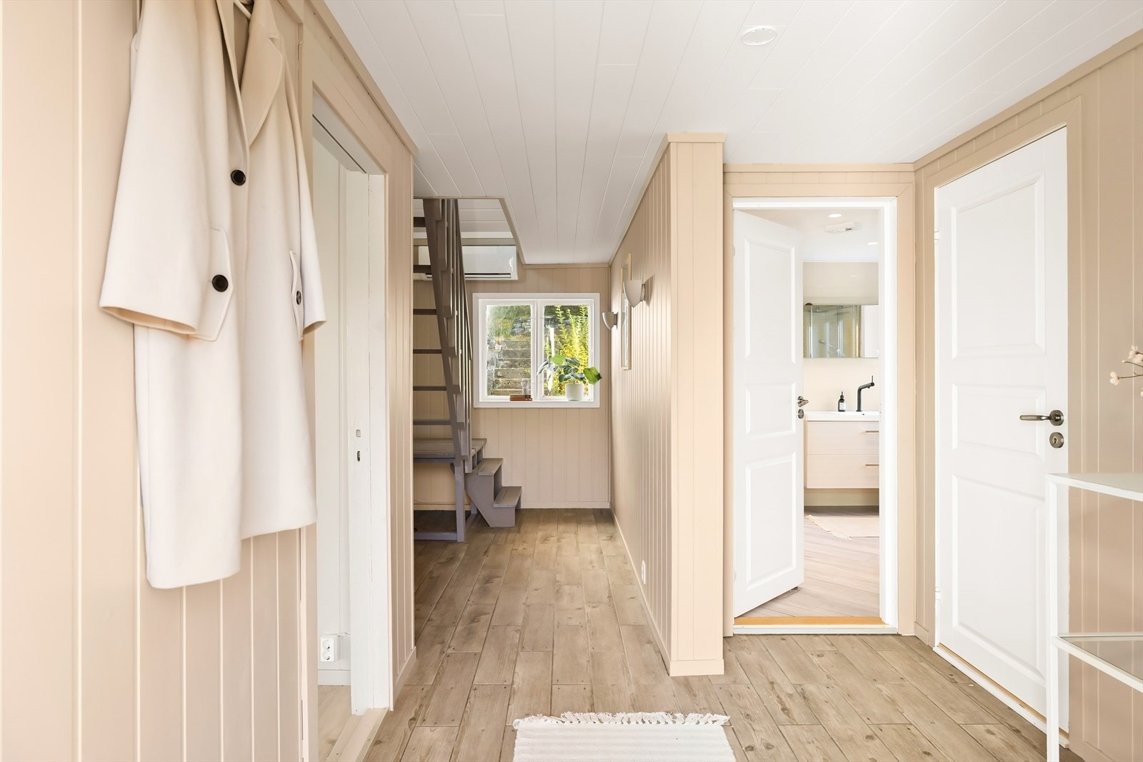 Du blir ønsket velkommen inn i et romslig inngangsparti med god oppbevaring for sko og yttertøy. I gulvet ligger det varmekabler som sørger for lune føtter. Galleribilde