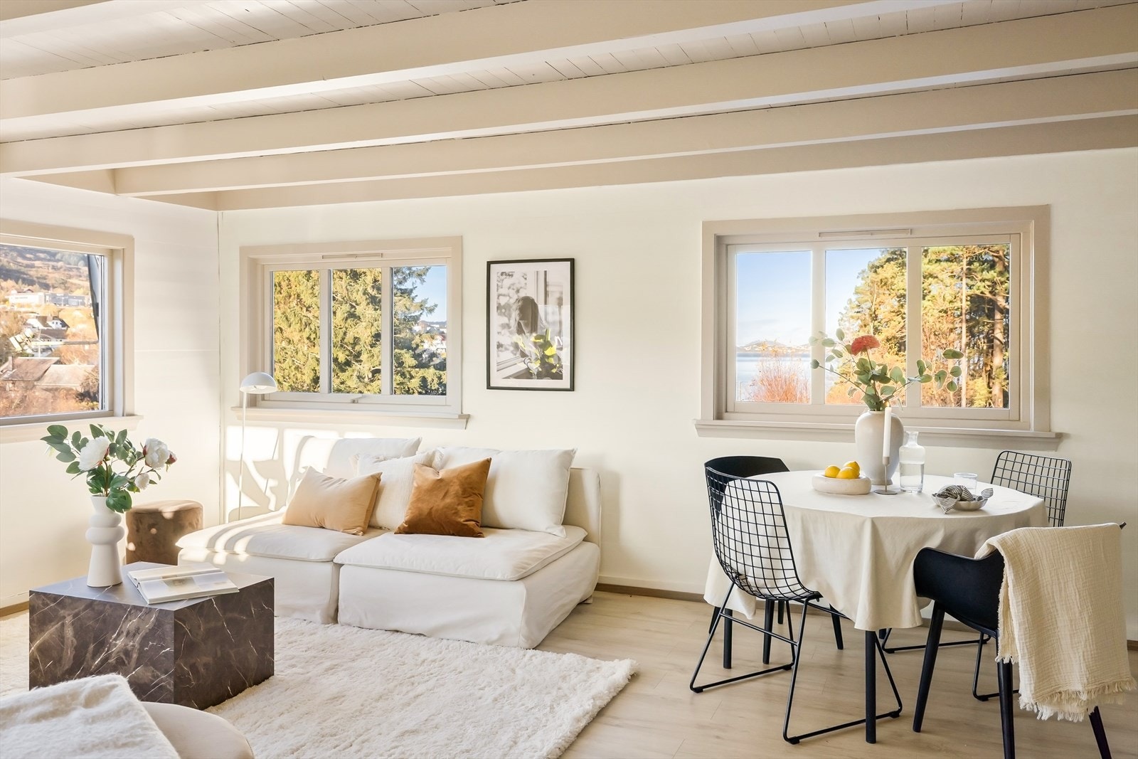 Lys og fin stue på hele 25 kvm. Store vindusflater mot både nord, sør og vest sørger for rikelig med lysinnslipp jevnt utover dagen. Galleribilde