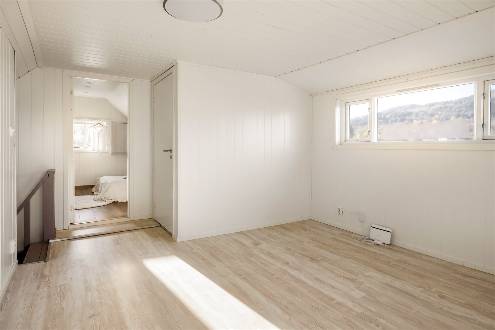 Går vi opp en etasje, blir vi møtt med en romslig loftstue på 15,3 kvm. Galleribilde