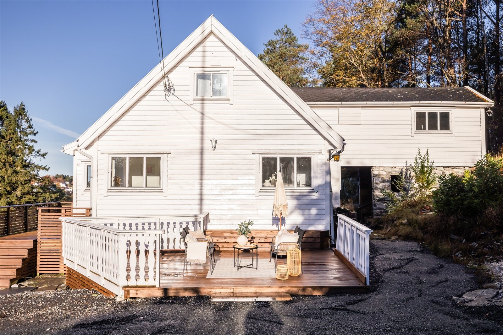 Det er utvendig adkomst til en sørvendt terrasse på 18 kvm. Galleribilde