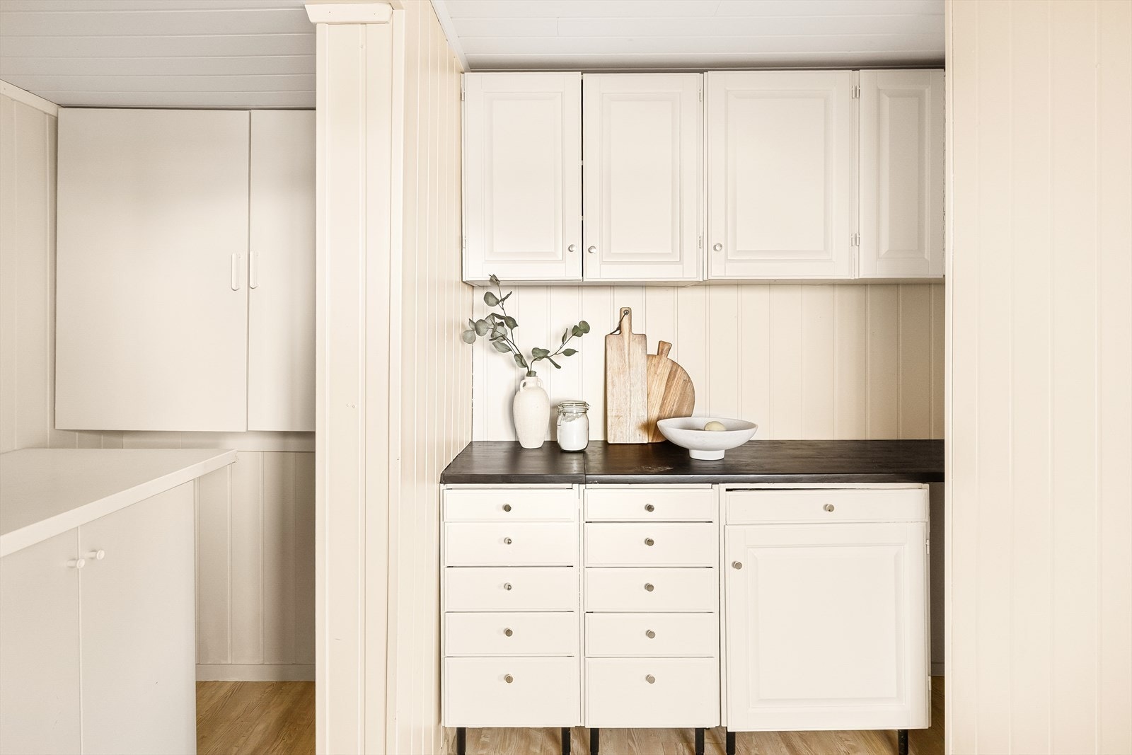 Kjøkkenet består i dag av delvis eldre men funksjonell innredning. Galleribilde