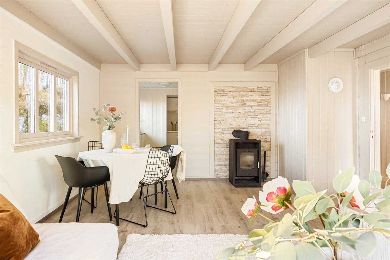 Det er også eget rentbrennende ildsted i stuen, med peisovn fra Åsgard - helt ypperlig på de kjøligste vinterkveldene. Galleribilde