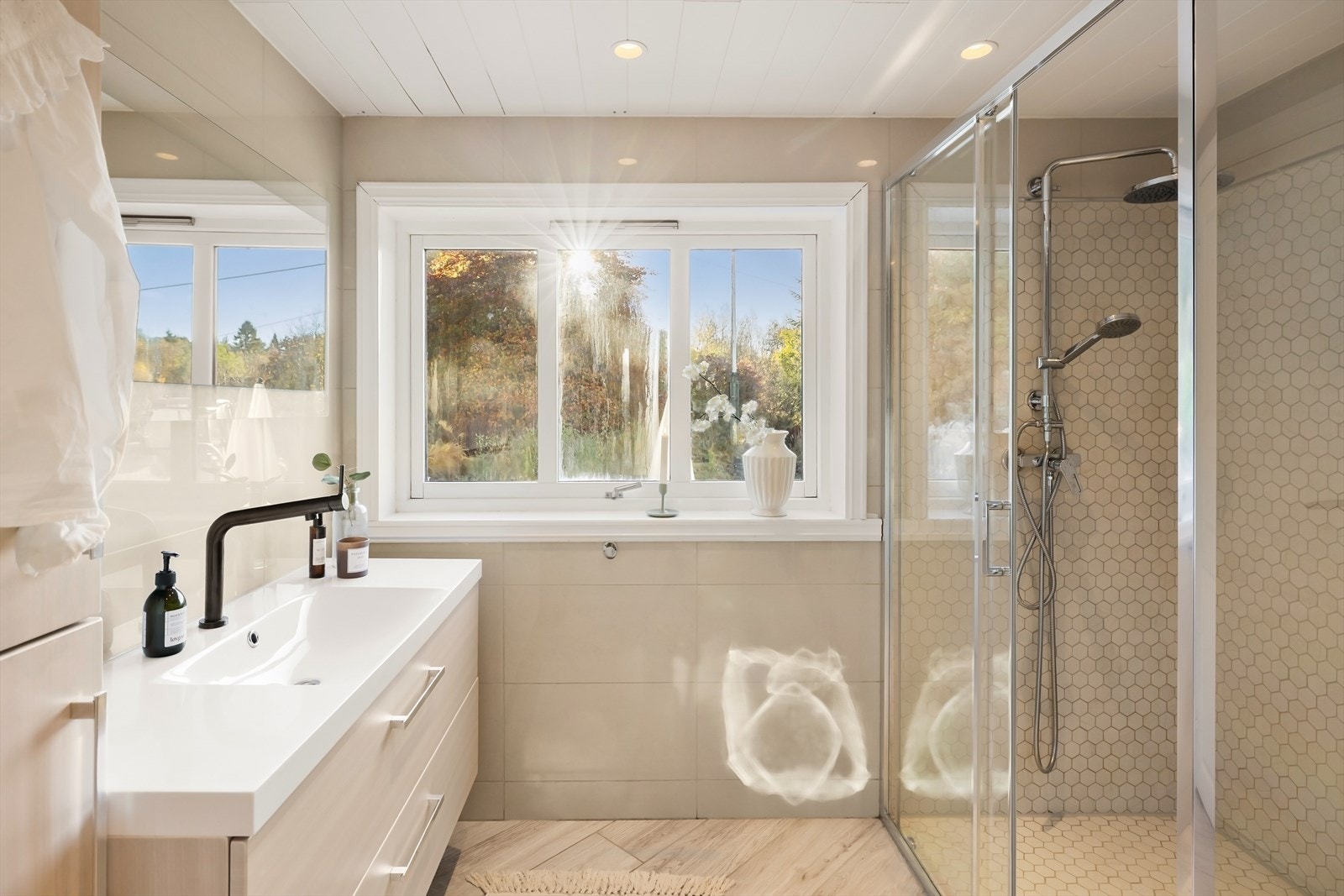 Badet er på 7,3 kvm og inneholder: Servant med møblement/speil og belysning, ett høyskap, vegghengt toalett, dusjvegg/skyvedør i glass, dusjgarnityr, opplegg for vaskemaskin og el.avtrekksventil i himling. Galleribilde