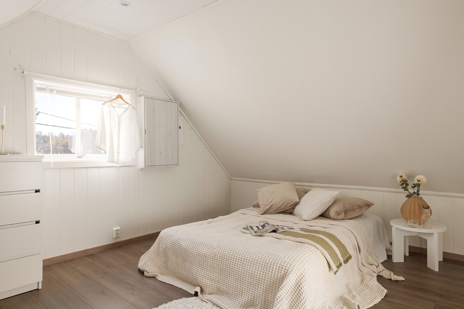 Rommet rommer enkelt både dobbeltseng, kommode og skrivepult. Galleribilde