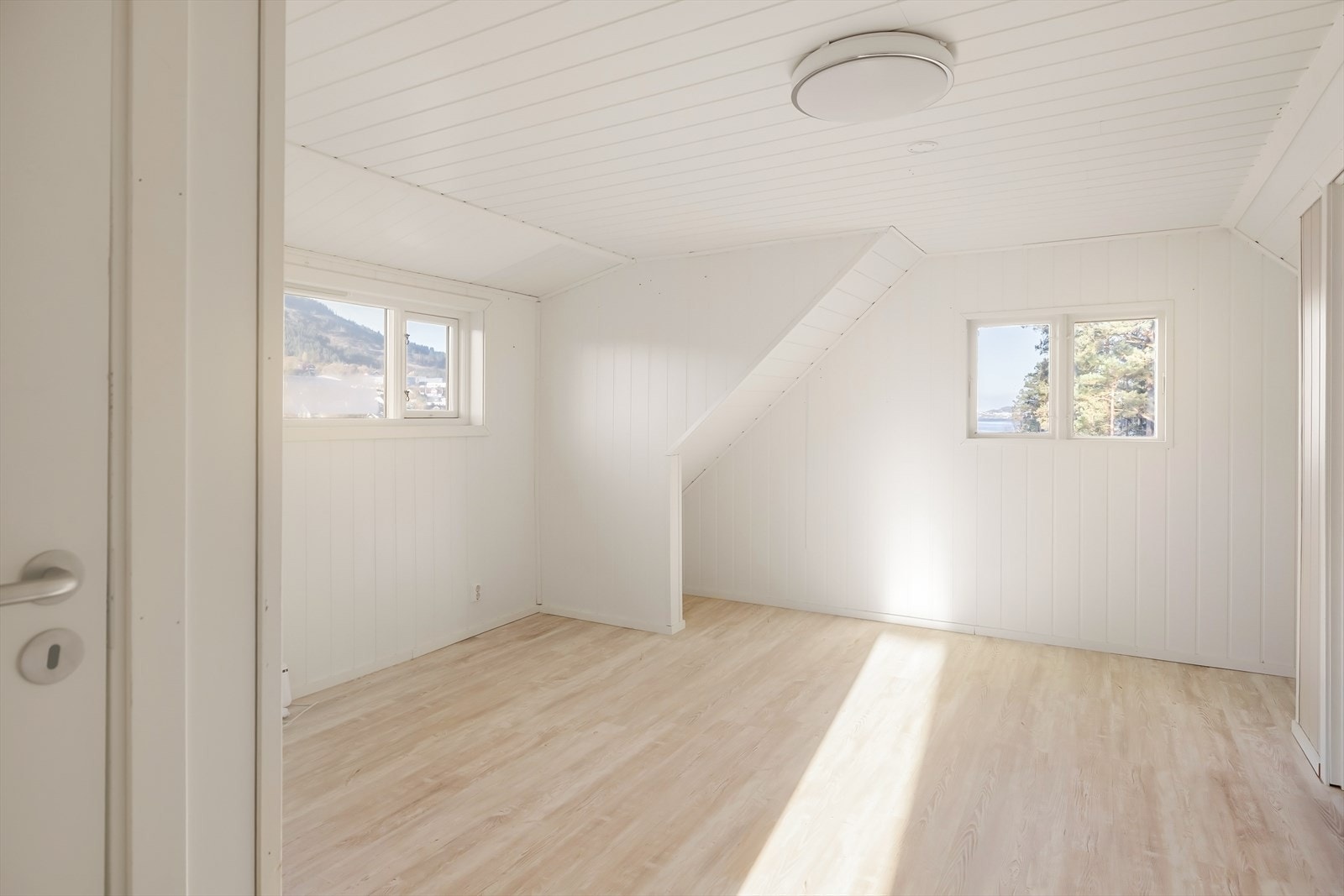 Veldig fleksibelt rom som kan brukes til alt fra lekerom til avslapningssone og kino-loft. Galleribilde