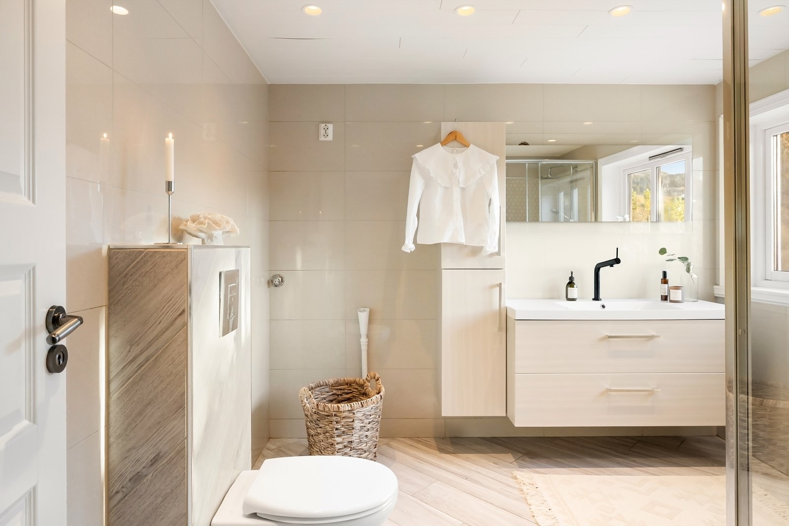 Boligen fikk i 2019 nytt bad. Rommet er fliset med keramiske fliser på gulv og i himling, og har mdf panel med led spotlights i himling. Det er varmekabler i gulv. Galleribilde