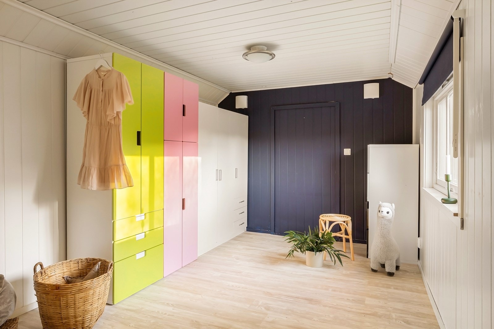 Her får en enkelt plass til både dobbeltseng, skrivebord og garderobeskap, eller alternativt en walk-in garderobe. Galleribilde