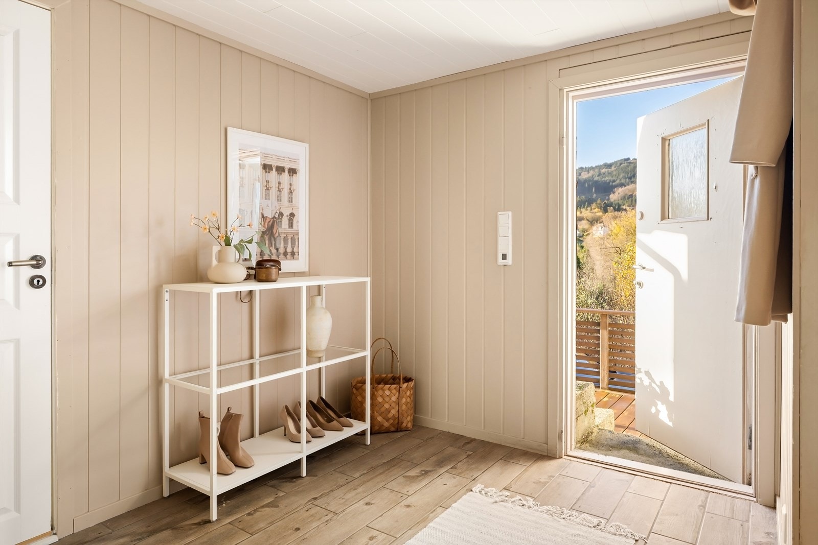 Her er det godt med plass for oppbevaring av sko og yttertøy. Galleribilde