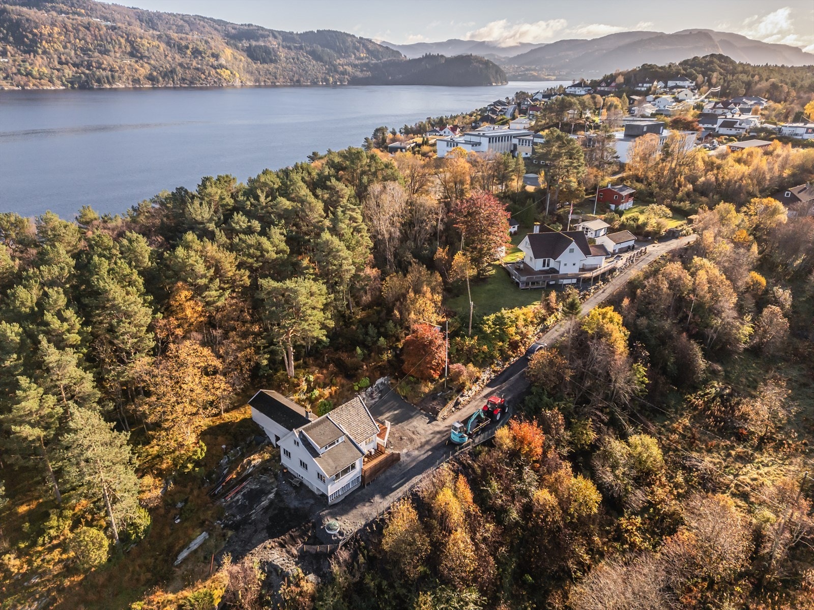 Biloppstillingsplass med plass til flere biler i front. Galleribilde