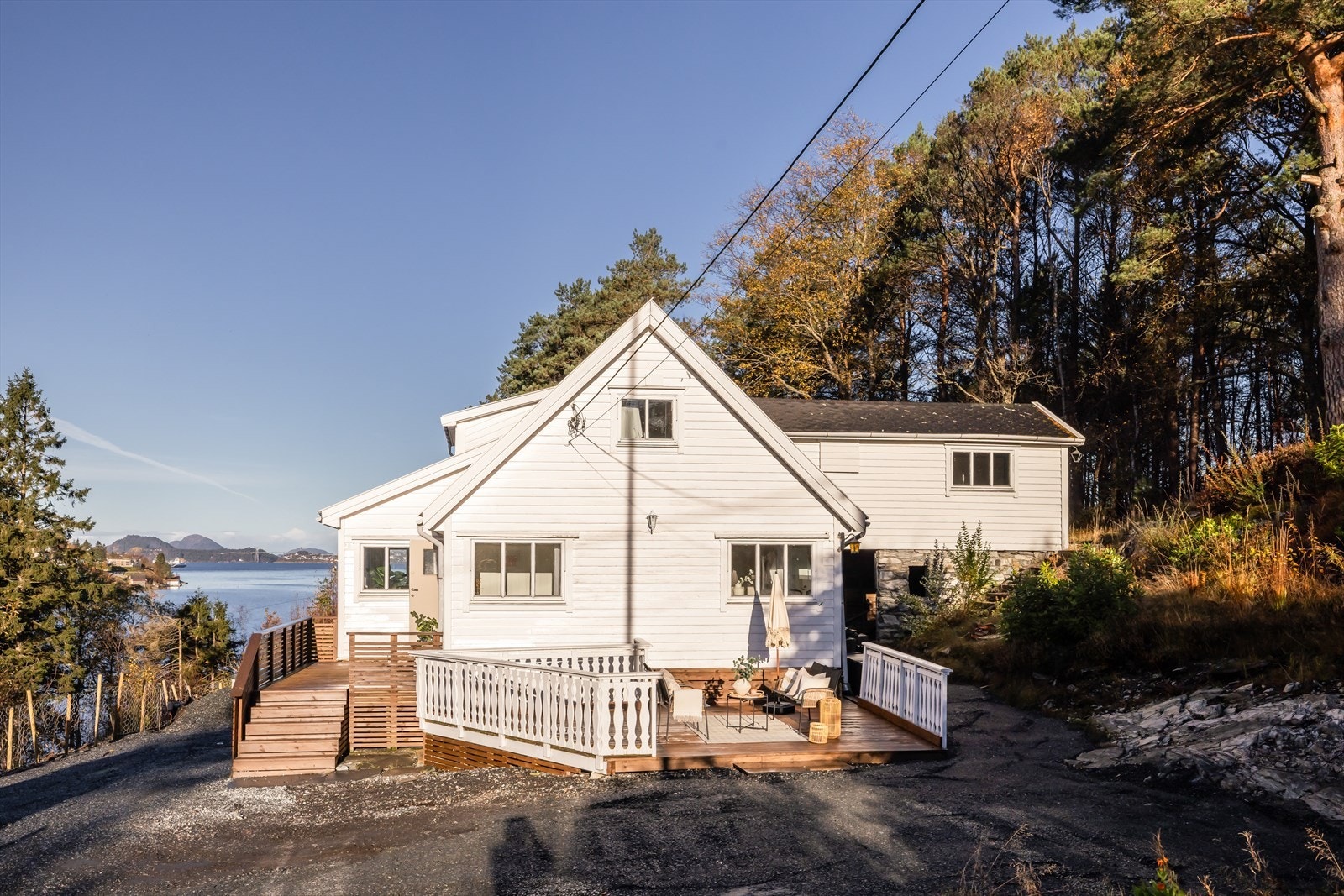 Boligen ligger sentralt men landlig til på Hylkje. Bygget er plassert i enden av blindvei, med flott natur og god utsikt som nærmeste nabo! Galleribilde