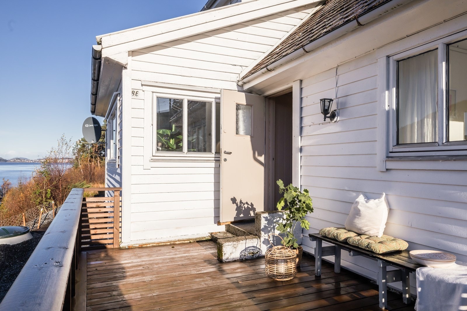 Ved inngangspartiet er det også en vestvendt terrasse på 11 kvm, med flott utsikt utover Hylkjebukta, Sørfjorden og Knarvik. Galleribilde