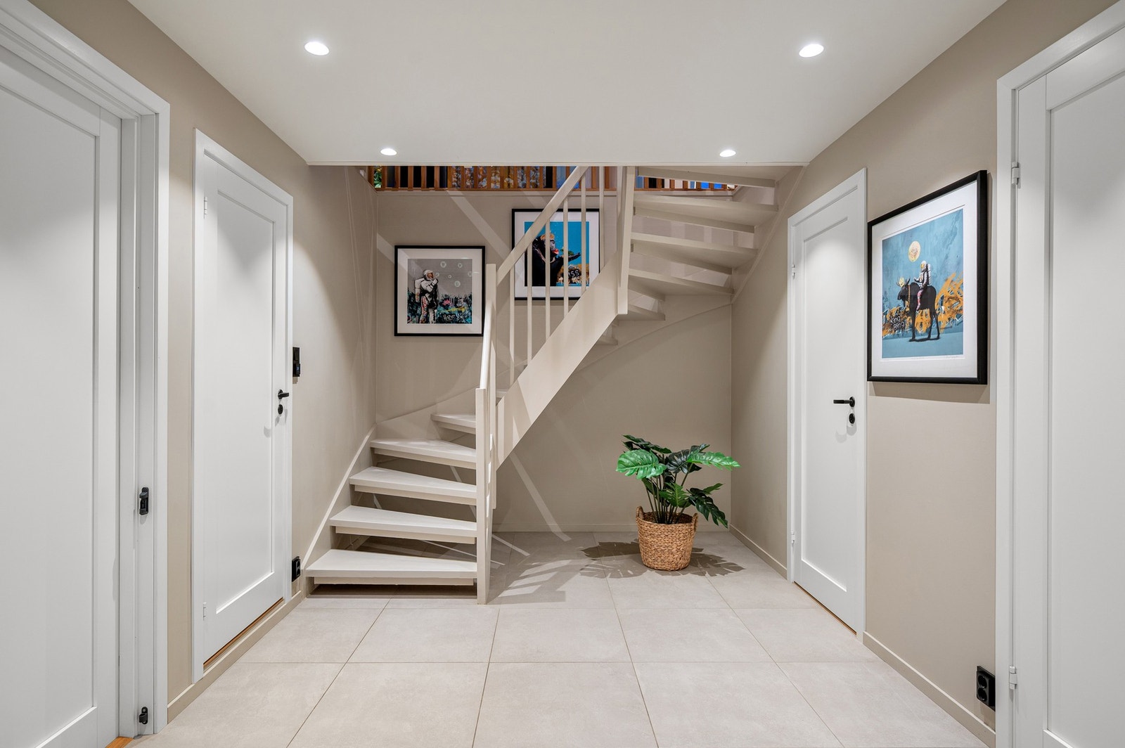 I sokkeletasjen har man en romslig entré med pent flislagt gulv. Galleribilde