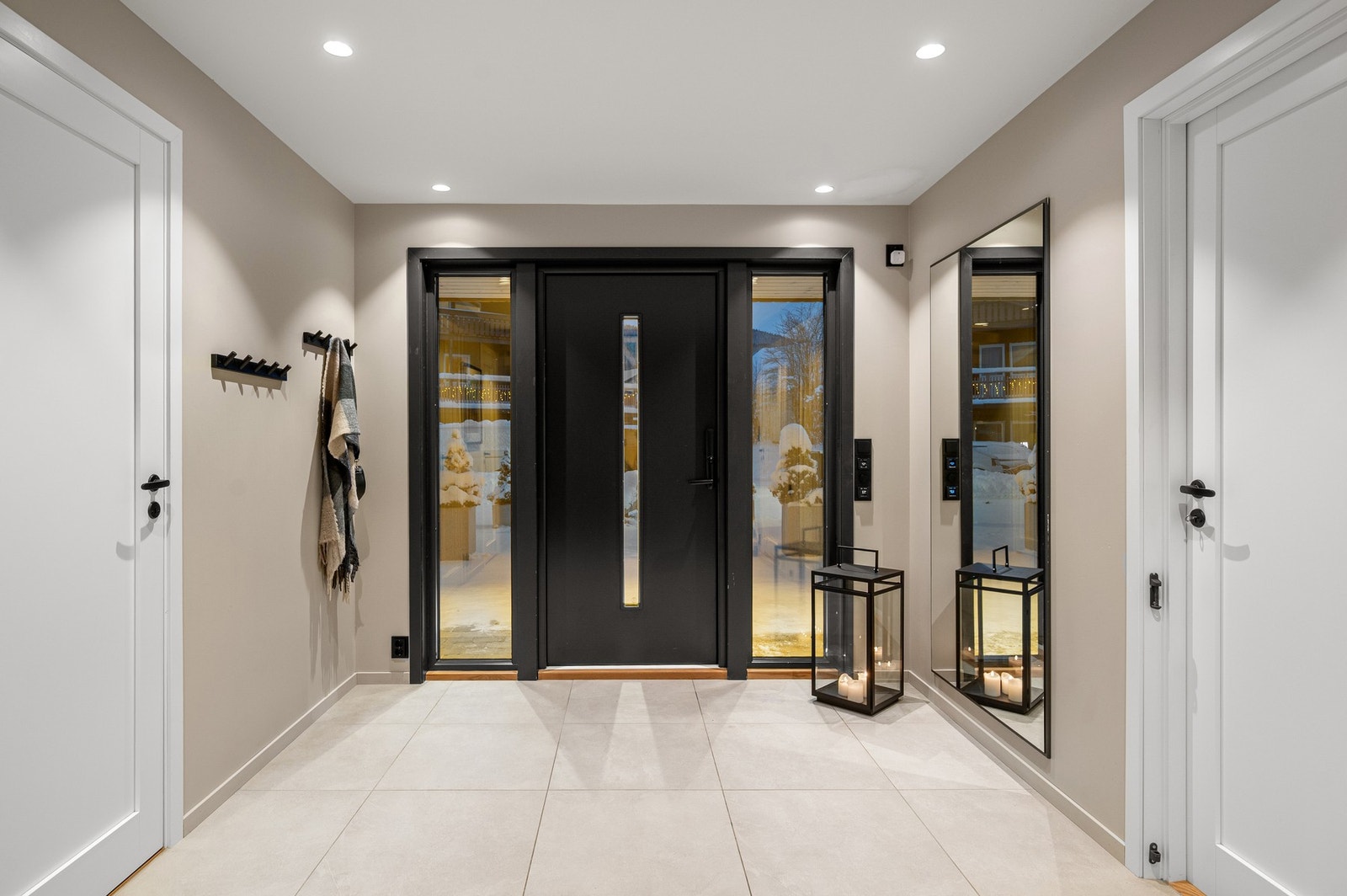 Entré'n er på hele 14m² med god plass til oppbevaring av klær og utstyr. Galleribilde