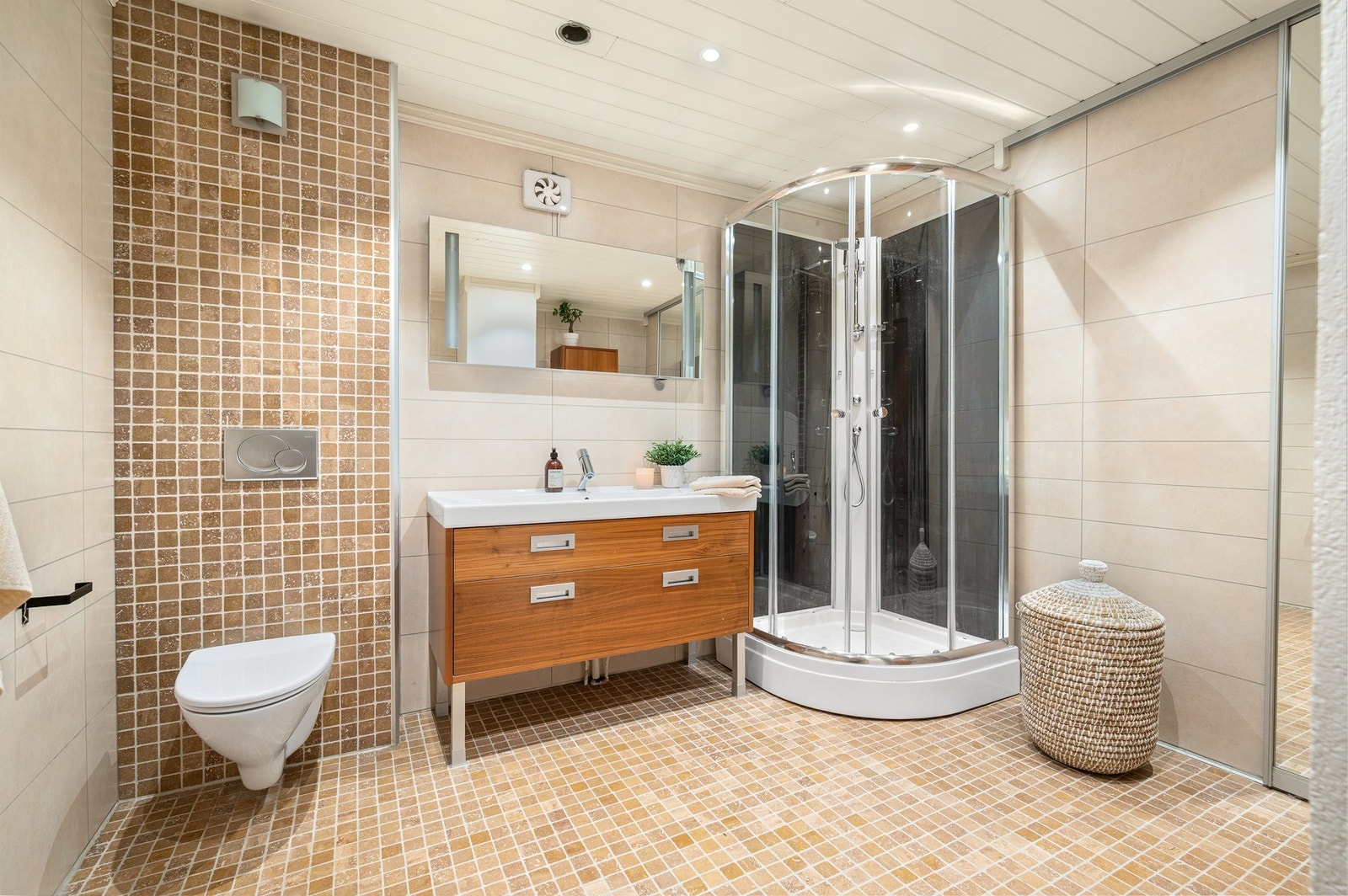 Pent flislagt bad på 8m² i sokkeletasjen med alt man trenger. Galleribilde