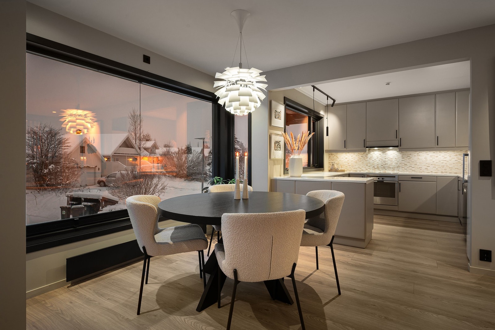 Kjøkkenområdet er på ca 8,5m². Her har man et pent og moderne kjøkken med integrerte hvitevarer og godt med skap- og benkeplass. Galleribilde