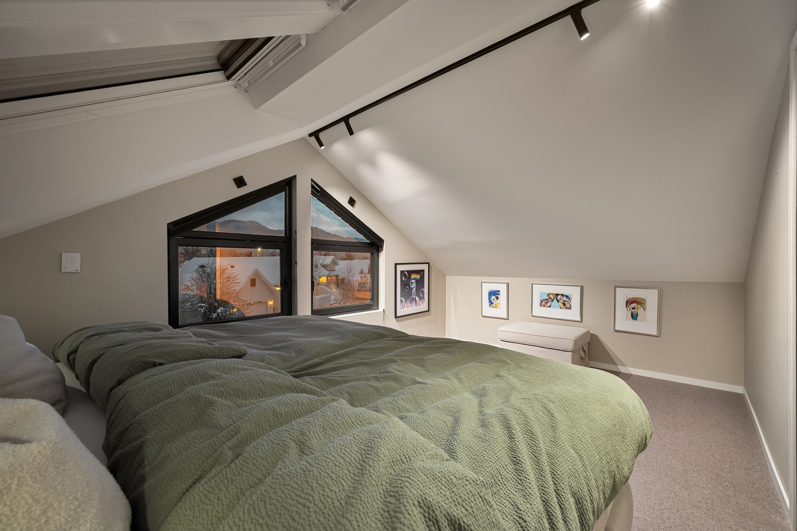 Her har man god plass til ønsket soveromsmøblement. Galleribilde