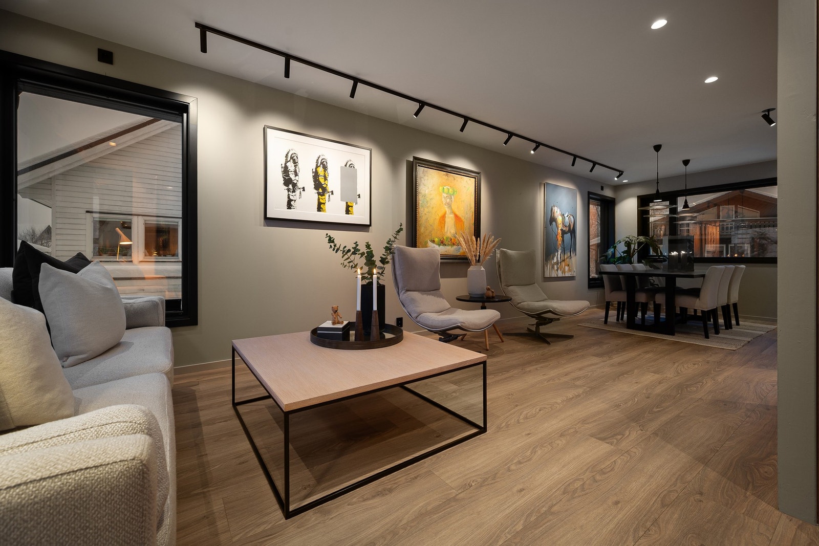 Boligen har elektrisk oppvarming kombinert med vedfyring, som gir god og effektiv varme året rundt. Galleribilde