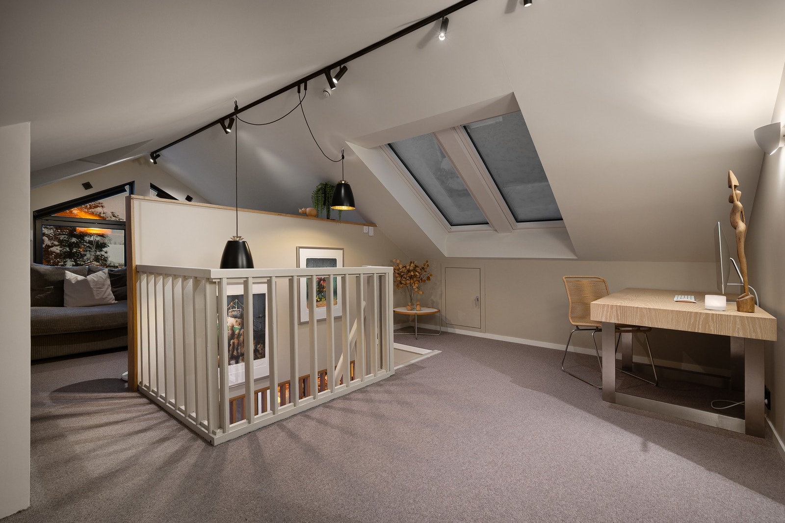 På loftsetasjen er det store vindusflater som slipper inn rikelig med naturlig lys. Galleribilde