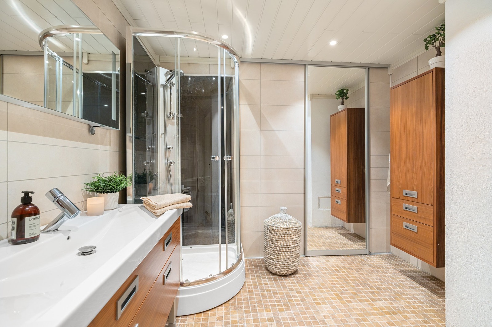 Her har man bl.a vegghengt WC, dusjkabinett, servantskap med helstøpt servantplate og speil over servant. Galleribilde