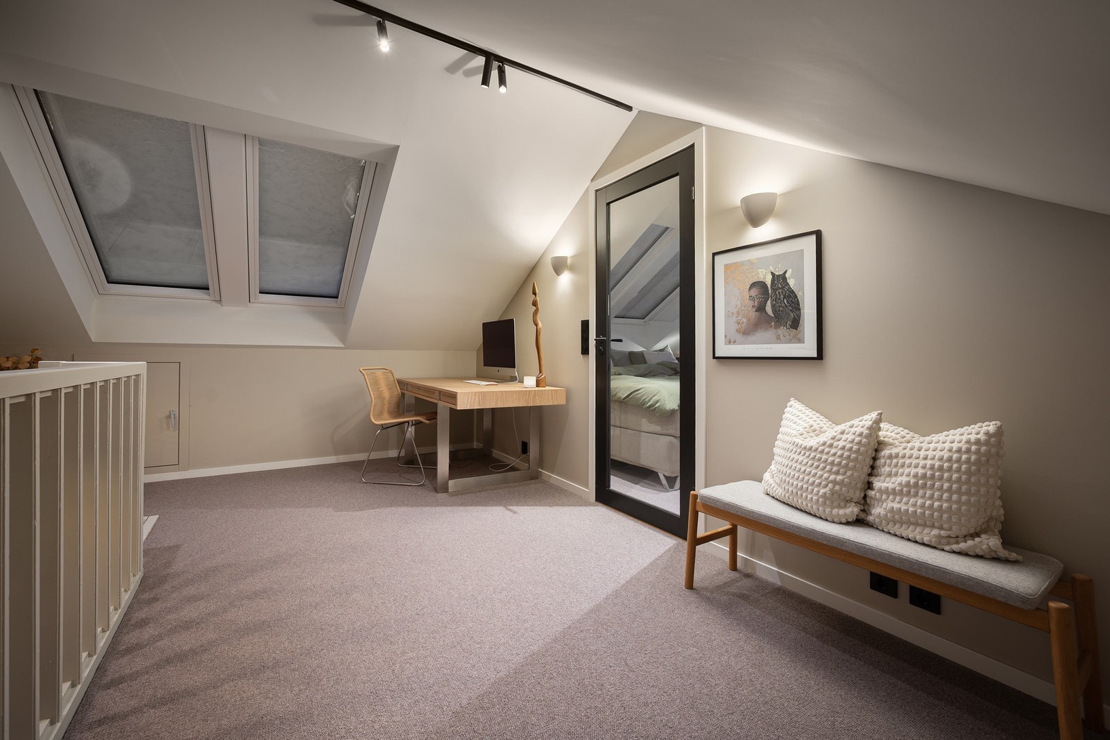 Praktisk sone med plass til arbeidsbenk, godt egnet som hjemmekontor. Galleribilde