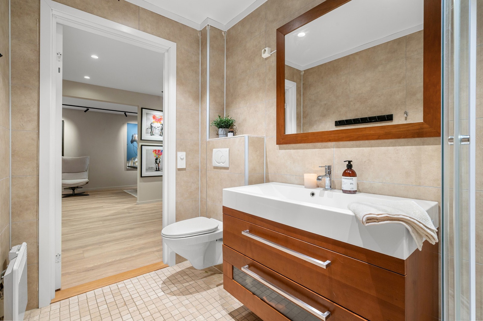 I hovedetasjen finner man et lyst og romslig bad på 4,5m² med alt man trenger. Galleribilde