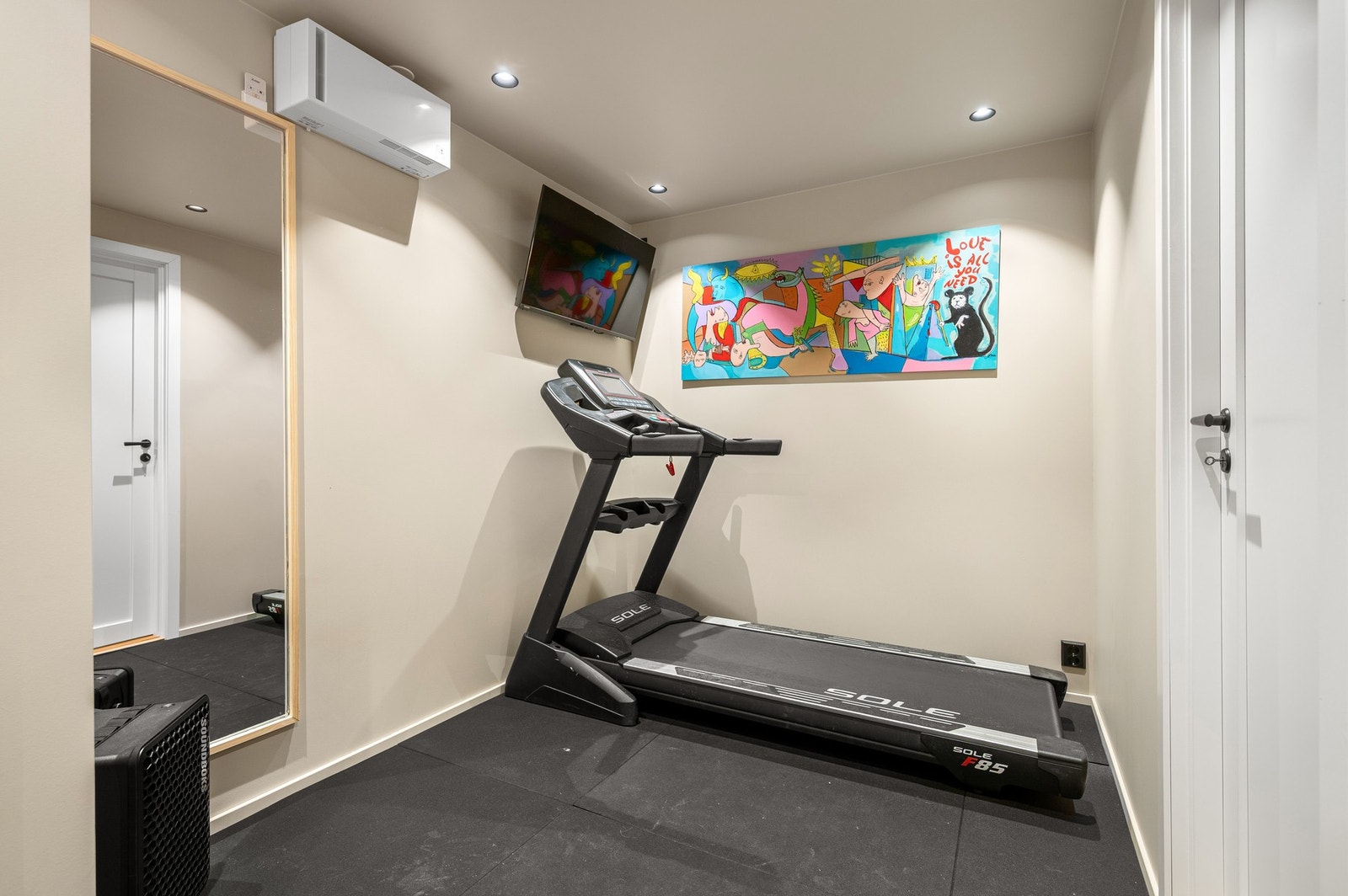 Her har man god plass til ulike treningsutstyr. Galleribilde