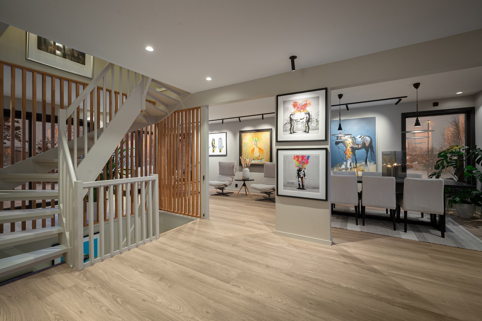 Åpen og innbydende trappehall som knytter sammen etasjene. Galleribilde