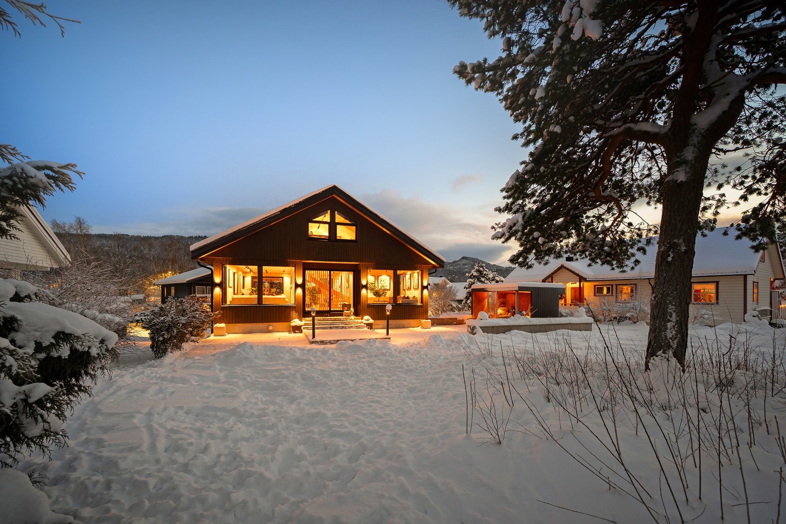 Solrik tomt med god plass til lek og avslapning - barnevennlig og skjermet. Galleribilde