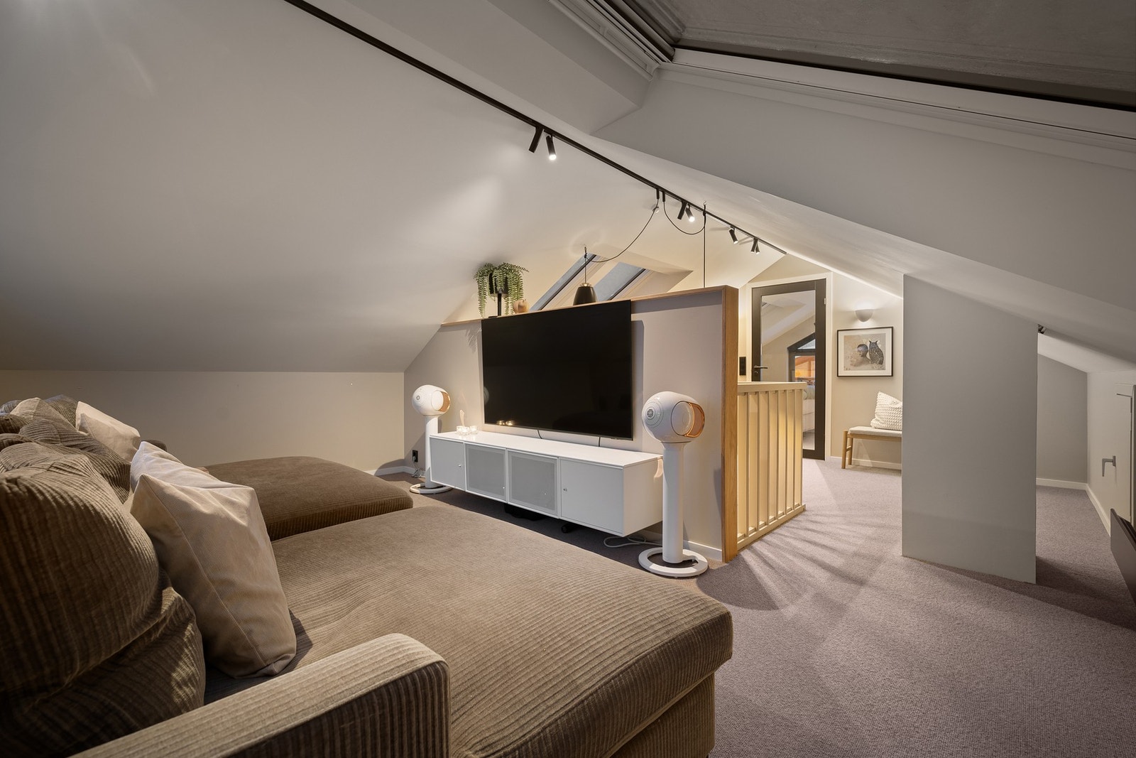 Loftstuen ble i sin helhet oppgradert i 2022 og holder i dag et moderne og tidsriktig uttrykk. Galleribilde