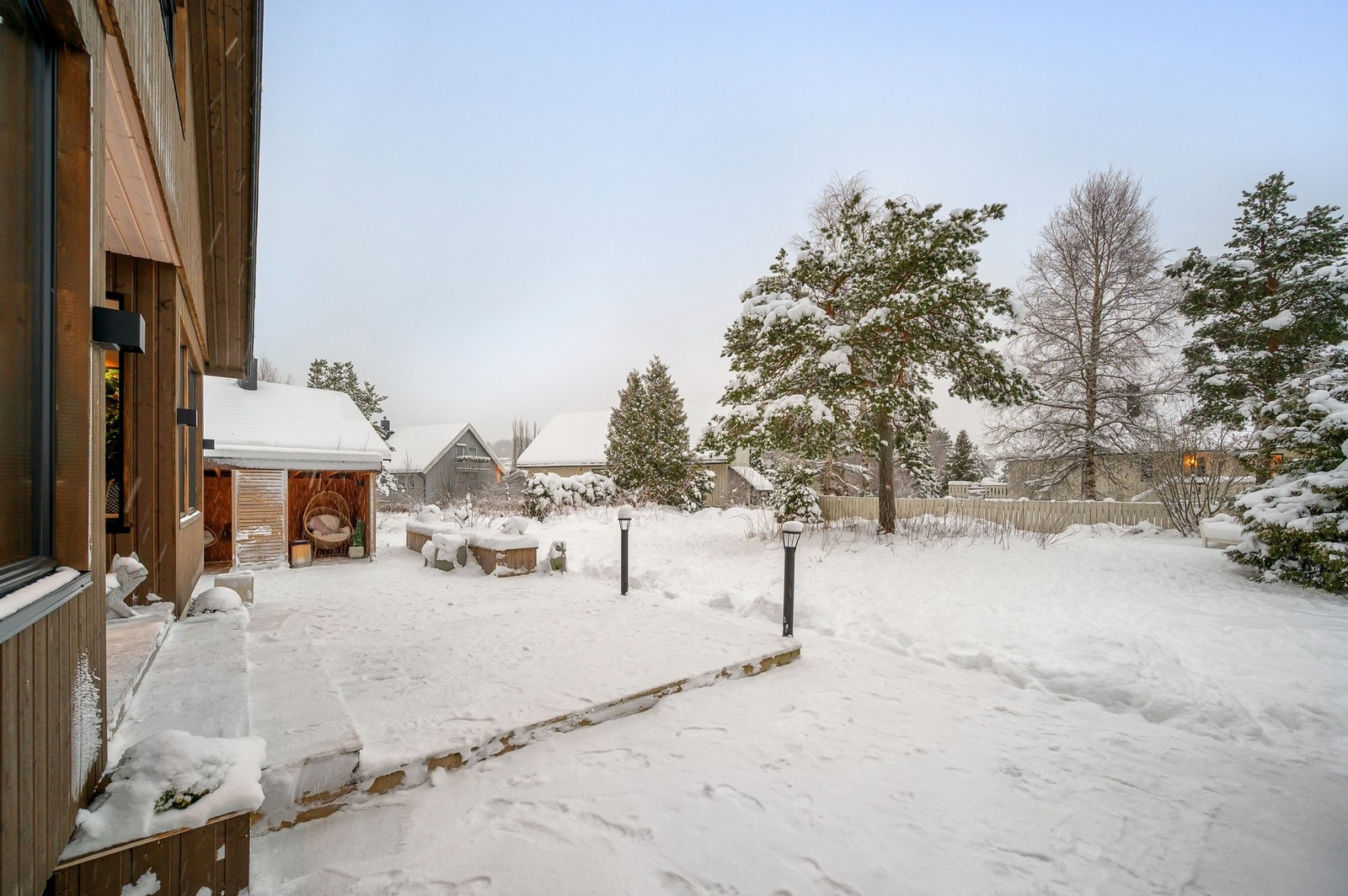 Tomten er på 834m² med en pent opparbeidet hage med terrasser, "grillhytte" og vestvendte utearealer. Galleribilde