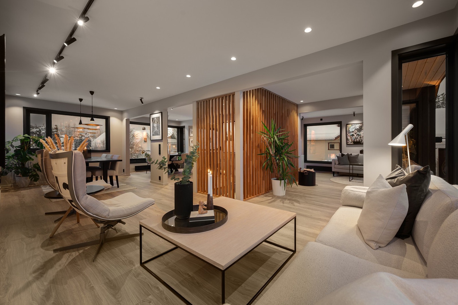 Boligen har store vindusoverflater som slipper inn rikelig med naturlig lys, noe som bidrar til en behagelig atmosfære. Galleribilde