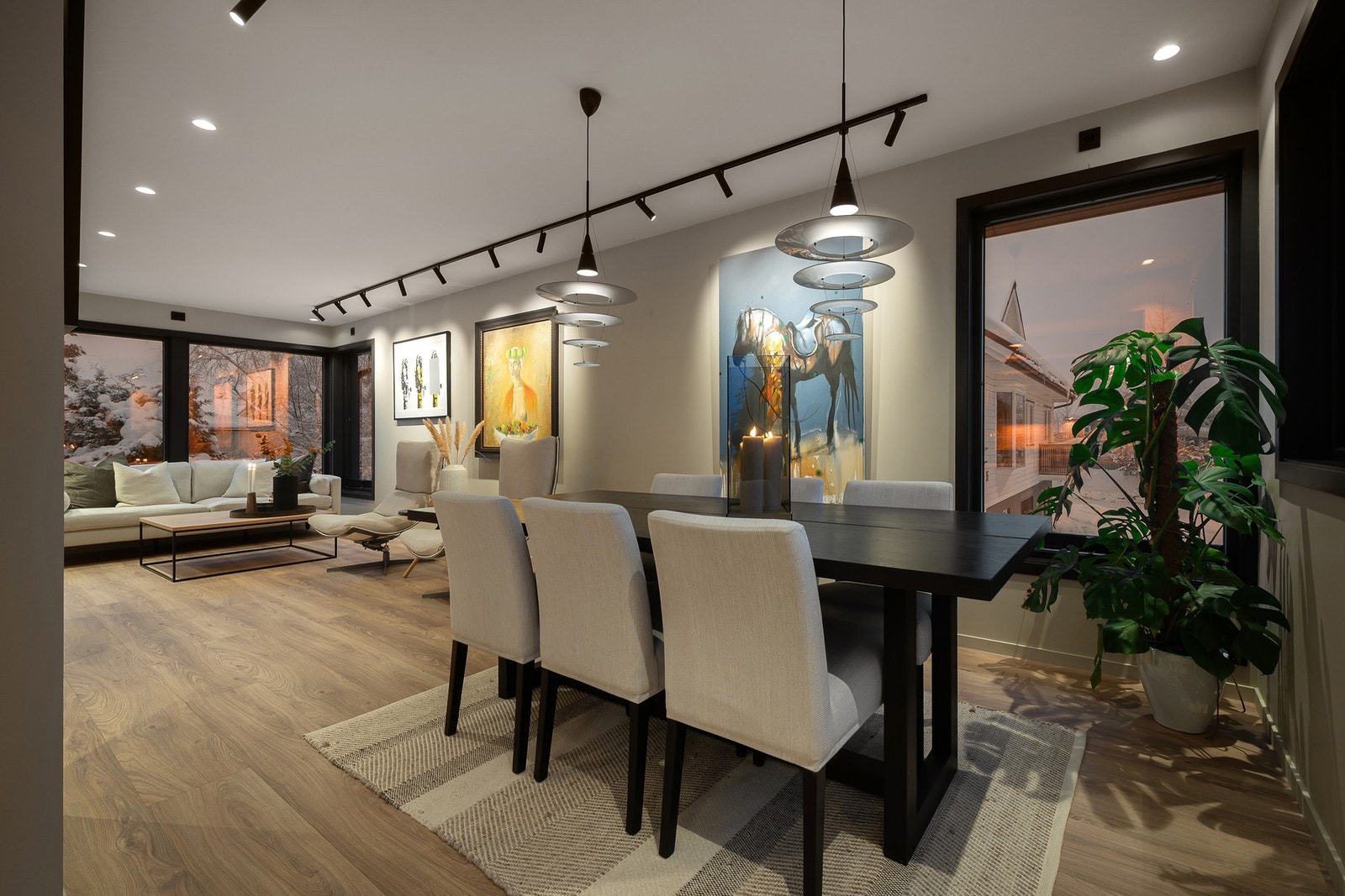 Boligen har nye vinduer og balkongdører i tre og med 2-lags glass fra 2022. Galleribilde