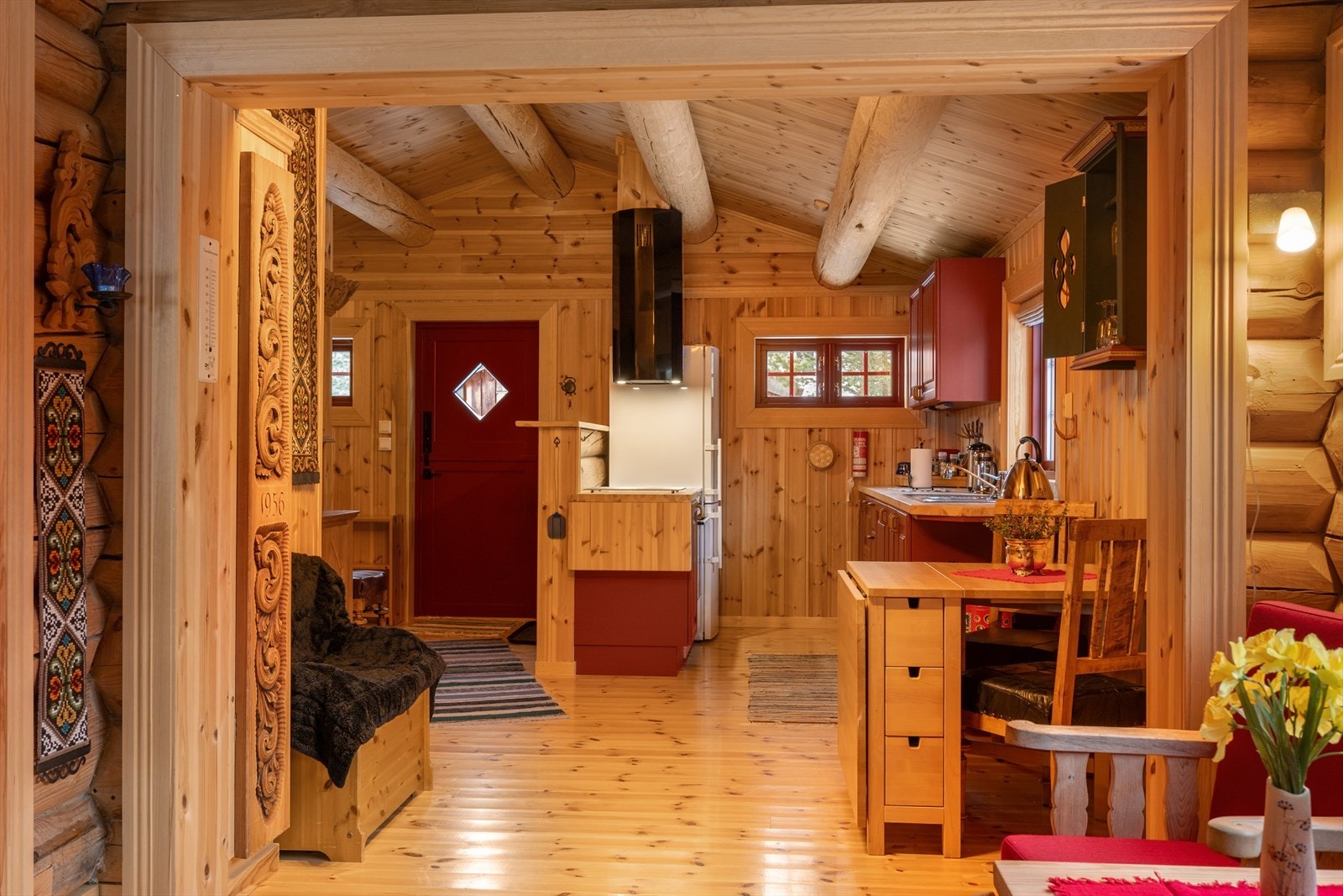 Ubehandlet tømmer- og panelvegger gir hytta et lunt og trivelig uttrykk. Galleribilde