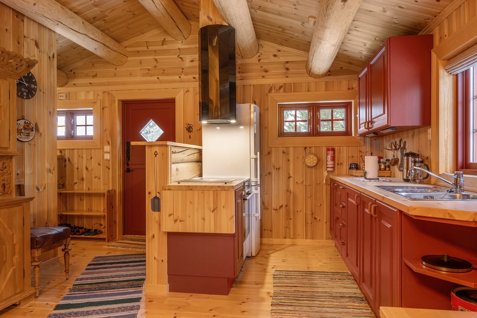 Det er plass til frittstående komfyr og kjøleskap. Galleribilde