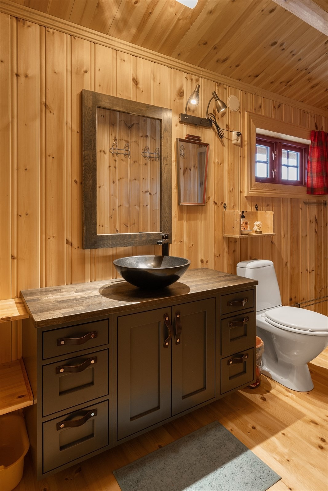 Innredning og speil i samme utførelse. Galleribilde