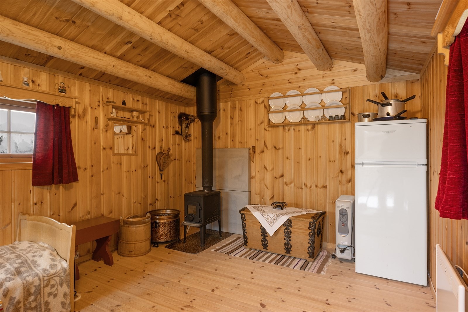 Annekset byr på flere bruksmuligheter og har vedovn som gir god og lun varme. Galleribilde