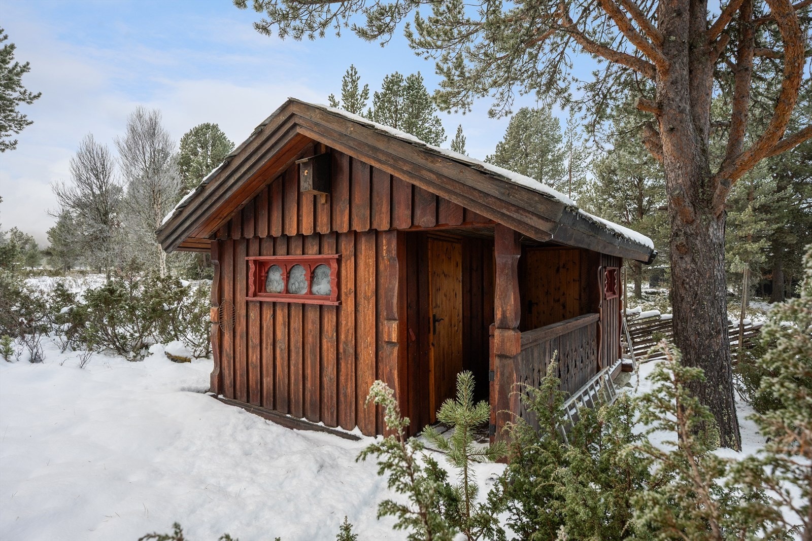 I tillegg består eiendommen av et uthus på ca 13 kvm som ble oppført i 1994. Galleribilde