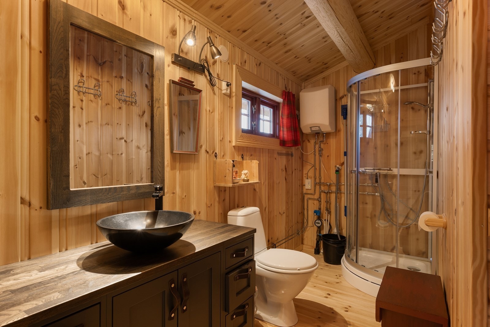Hytta har et praktisk innredet stellerom med dusj og wc fra 2020. Galleribilde