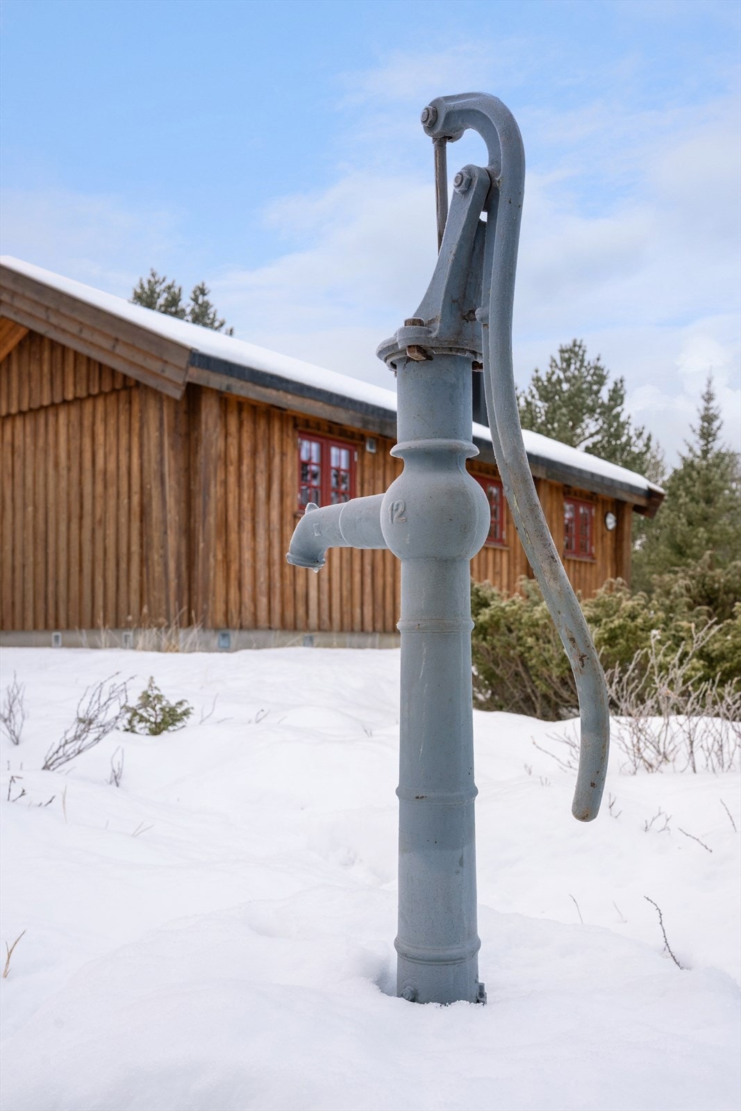 Hytta har innlagt vann og i tillegg vannpost på tunet - nabo har tilgang til å hente vann i denne. Galleribilde