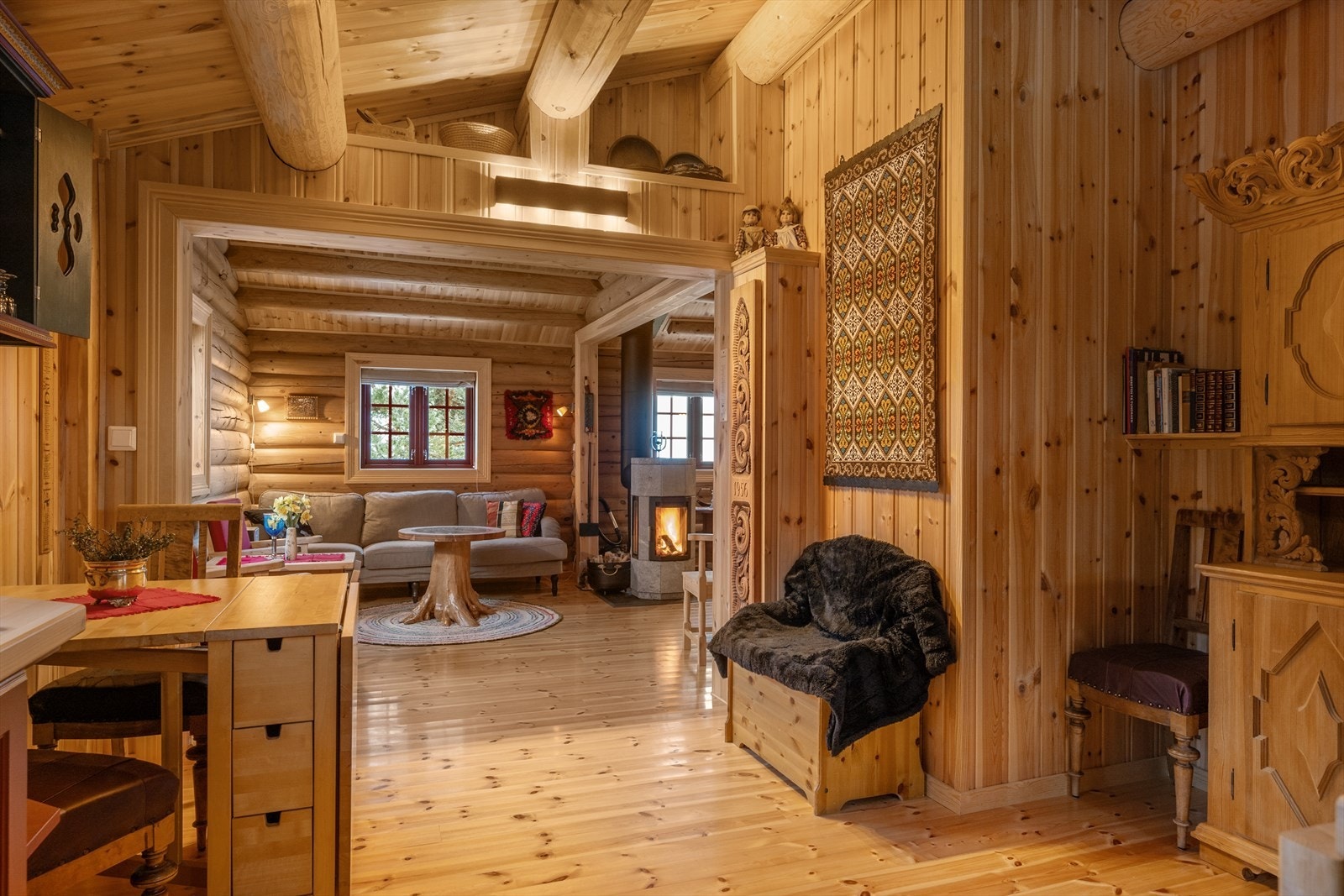 Videre inn ligger stue og kjøkken i åpen løsning. Galleribilde