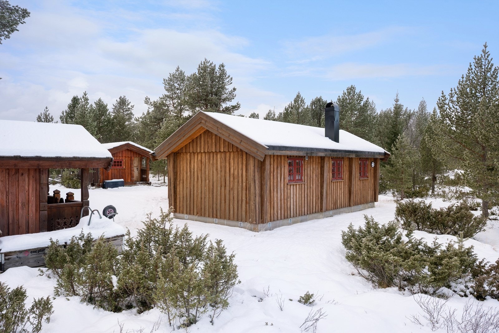 Eiendommen består av hytte, anneks, badstuehus og uthus. Galleribilde