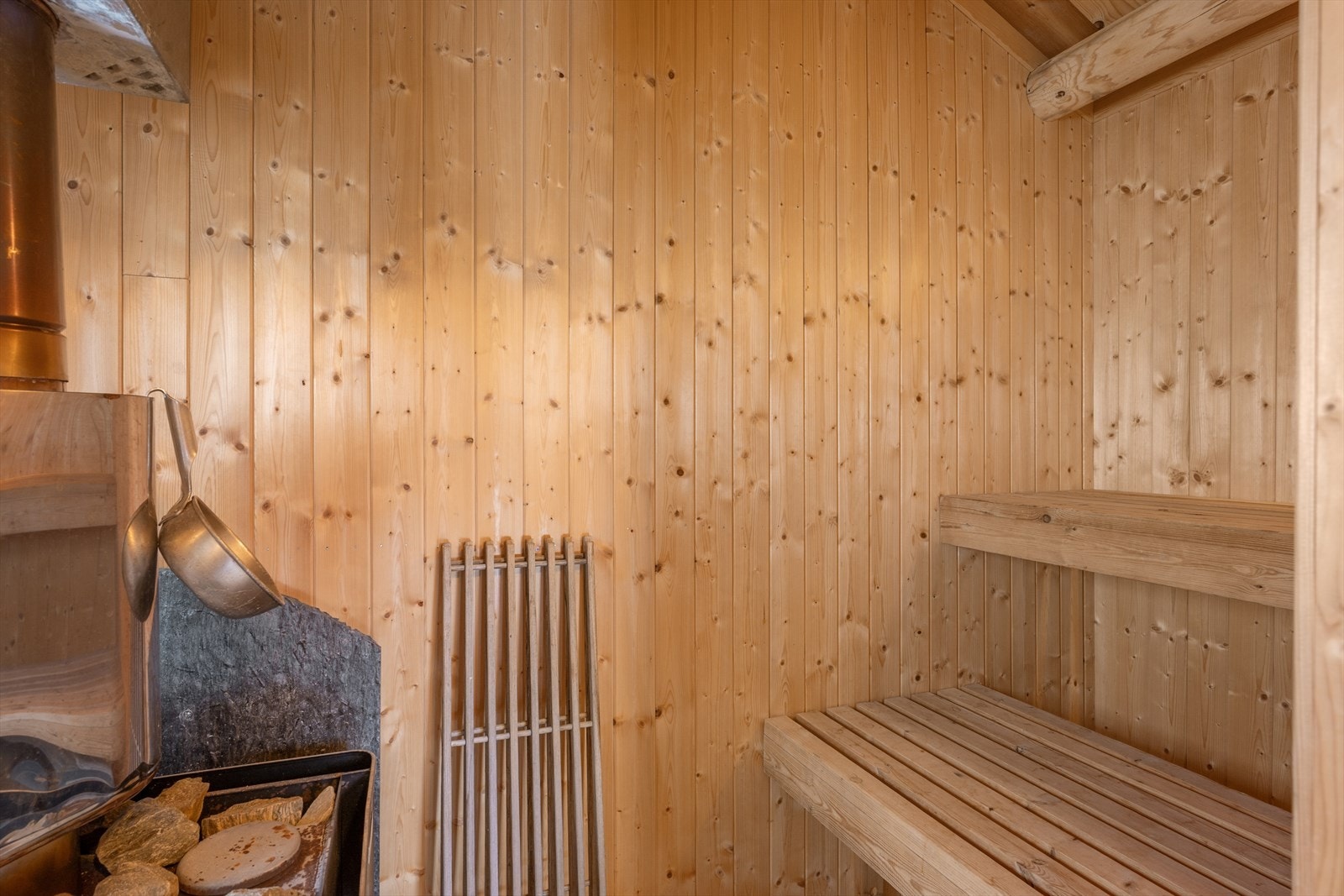 Tradisjonell innredning med benker og badstueovn. Galleribilde