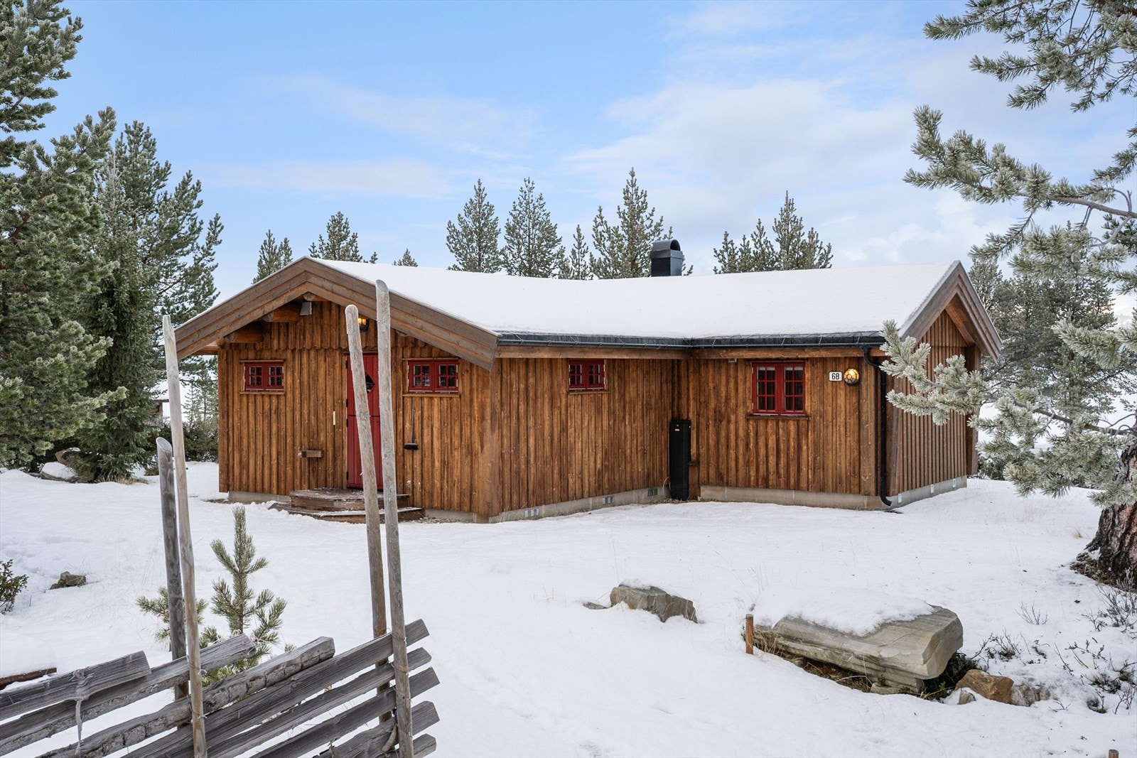 Enkelte spredte trær og busker omkranser eiendommen. Galleribilde