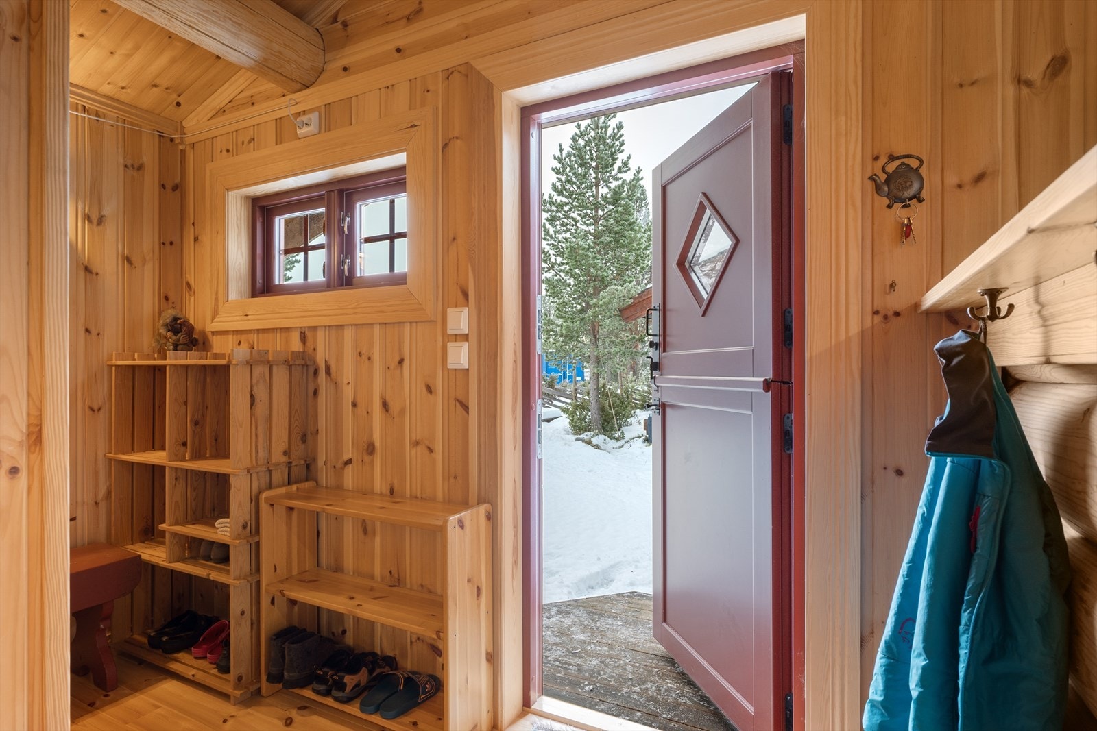 Entré med plass til yttertøy og sko. Galleribilde