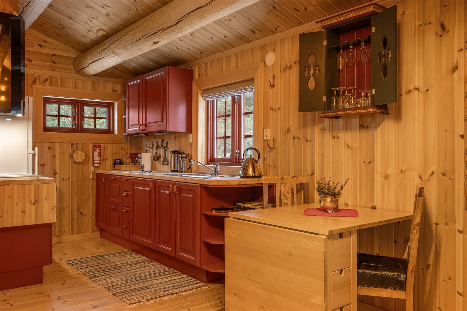 Kjøkkenet fra 2020 har både innredning og benkeplate i heltre. Galleribilde